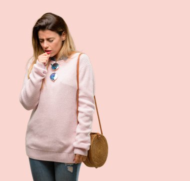 Acı astım veya bronşit, tıp kavramı genç moda kadın hasta ve öksürük,