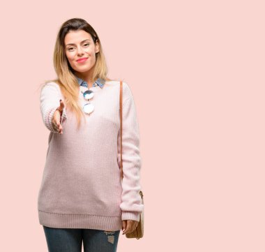 Genç Moda kadın el sıkışma poz karşılama, güven ve başarı kavramı ifade, tebrik ellerini tutar