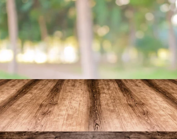 Placa de mesa vazia de madeira na frente do fundo borrado. Pode ser — Fotografia de Stock