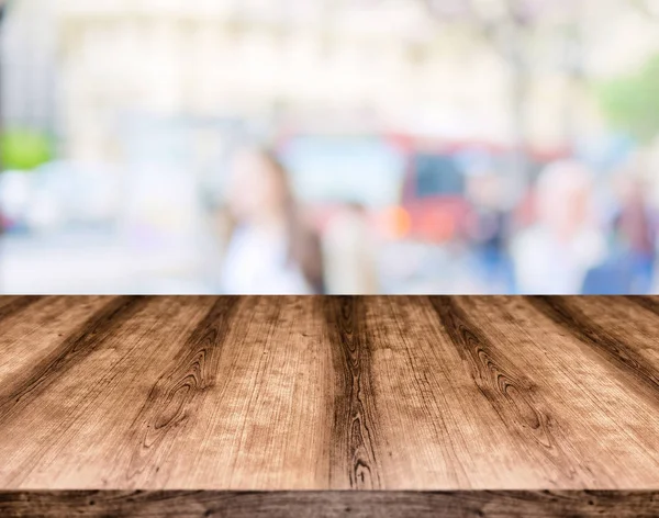 Table en bois vide devant un fond flou. Peut-être — Photo