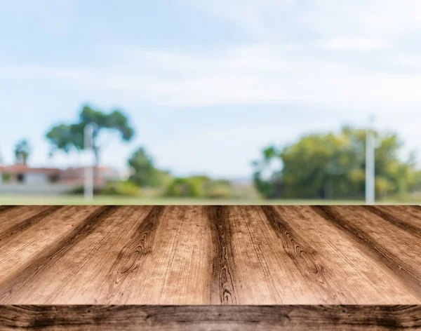 背景をぼかした写真の前に木製の空テーブル ボード。ことができます。 — ストック写真