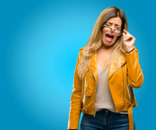 Mulher Bonita Chorando Deprimida Cheia Tristeza Expressando Emoção Triste Fundo — Fotografia de Stock