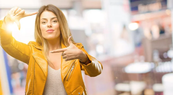 Jovem Bonita Confiante Feliz Mostrando Mãos Para Câmera Compondo Enquadrando — Fotografia de Stock