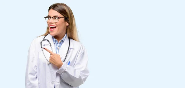 Giovane Donna Medico Medico Che Indica Lato Con Dito — Foto Stock