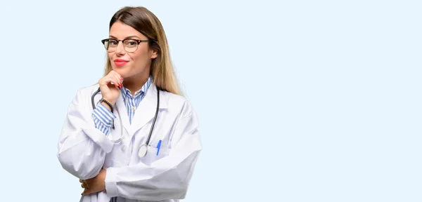 Young Doctor Woman Medical Professional Thinking Looking Expressing Doubt Wonder — Stock Photo, Image