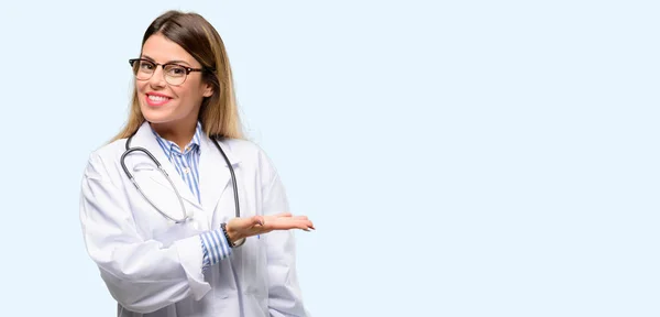 Jonge Dokter Vrouw Medische Professional Met Iets Lege Hand — Stockfoto