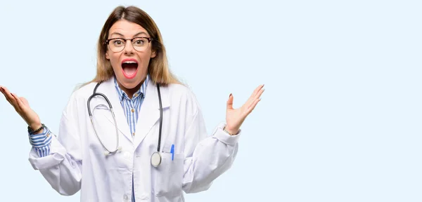 Jonge Dokter Vrouw Medische Professional Blij Verrast Juichende Waarin Wow — Stockfoto