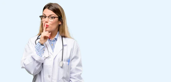 年轻的医生妇女 医学专业用食指在嘴唇 要求是安静的 沉默和秘密概念 — 图库照片