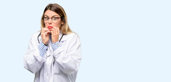 Jovem Médica Mulher Profissional Médico Aterrorizado Nervoso Expressando Ansiedade Pânico — Fotografia de Stock