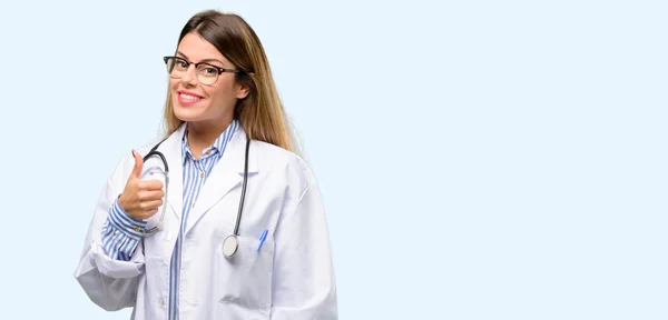 年轻的医生女人 医疗专业的微笑广泛显示大拇指向上手势相机 表达的喜欢和批准 — 图库照片