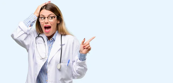 Νέος Γιατρός Γυναίκα Ιατρικό Επαγγελματία Δείχνει Μακριά Πλευρά Δάχτυλο — Φωτογραφία Αρχείου