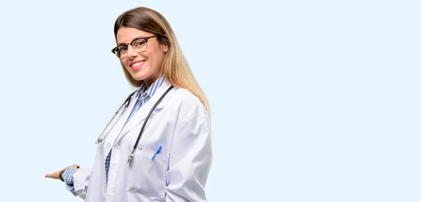 Mujer Doctora Joven Profesional Médico Seguro Feliz Con Una Gran — Foto de Stock