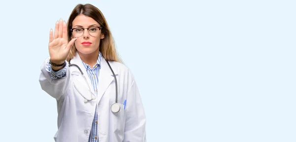 Genç Doktor Kadın Tıbbi Uzman Kötü Davranışlardan Rahatsız Dur Işareti — Stok fotoğraf