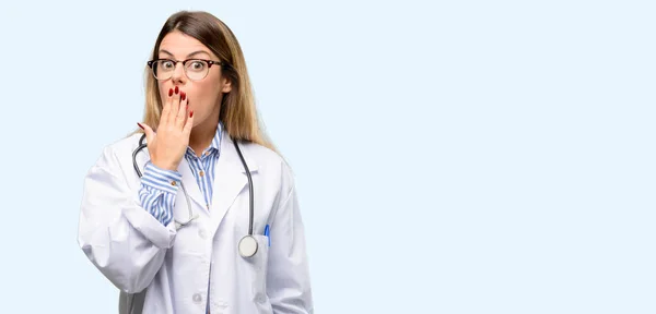 Jonge Dokter Vrouw Medische Professionele Covers Mond Schok Kijkt Verlegen — Stockfoto