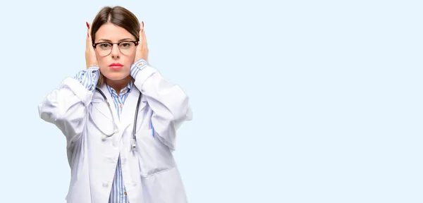 Jonge Dokter Vrouw Medische Professional Die Betrekking Hebben Oren Negeren — Stockfoto