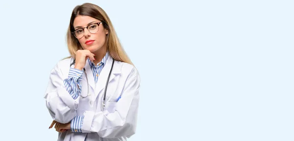 Jeune Femme Médecin Pensée Professionnelle Médicale Recherche Exprimant Doute Émerveillement — Photo