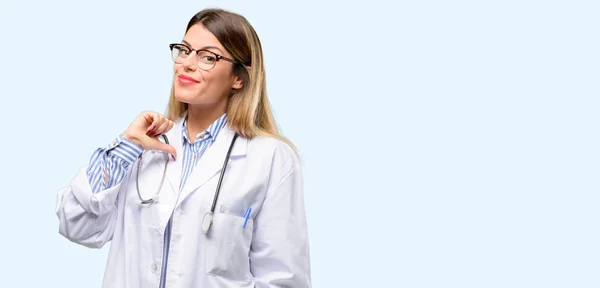 Jonge Dokter Woman Medische Professional Trots Opgewonden Arrogant Wijzend Met — Stockfoto