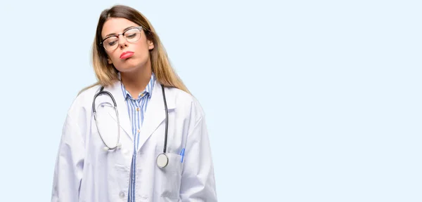 Junge Ärztin Ärztin Mit Schläfrigem Gesichtsausdruck Überarbeitet Und Müde — Stockfoto