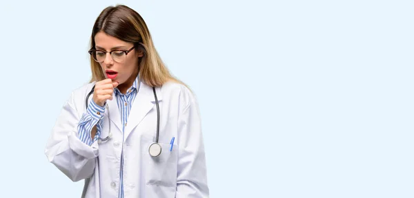 Νέος Γιατρός Γυναίκα Ιατρική Επαγγελματική Άρρωστος Και Βήχα Που Πάσχουν — Φωτογραφία Αρχείου