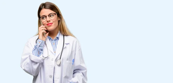 Jovem Médico Mulher Médico Profissional Feliz Falando Usando Telefone Celular — Fotografia de Stock