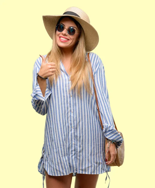 Jest kamera, gibi ifade ve onay için güneş gözlüğü ve genel olarak gösterilen gülümseyen yaz şapka giyen genç kadın Yaşasın