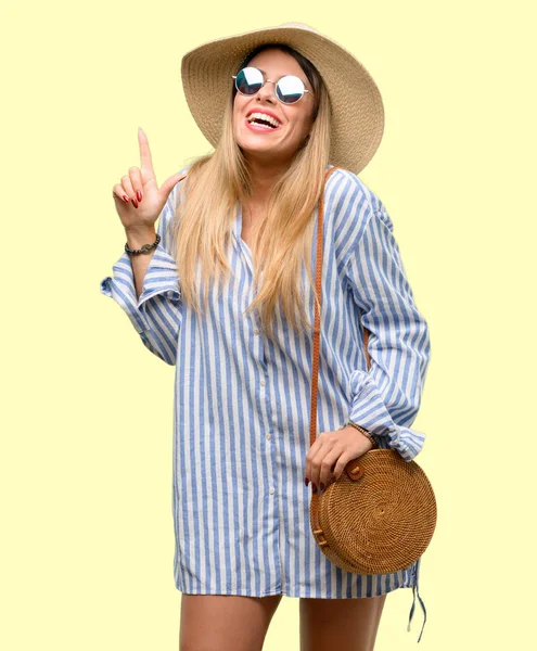 Jovem Mulher Usando Óculos Sol Chapéu Verão Apontando Para Lado — Fotografia de Stock