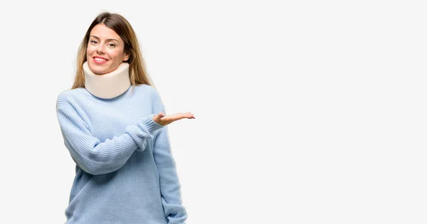 Junge Verletzte Frau Mit Halsband Die Etwas Der Leeren Hand — Stockfoto
