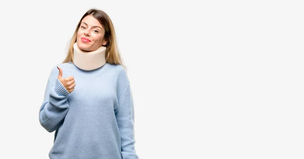 Jovem Mulher Ferida Usando Colar Cinta Pescoço Sorrindo Amplamente Mostrando — Fotografia de Stock