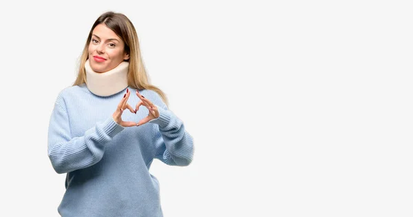 Mujer Joven Lesionada Con Cuello Ortopédico Cuello Feliz Mostrando Amor —  Fotos de Stock