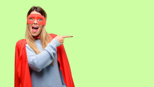 Süper Kadın Uzak Yan Parmak Ile Işaret — Stok fotoğraf