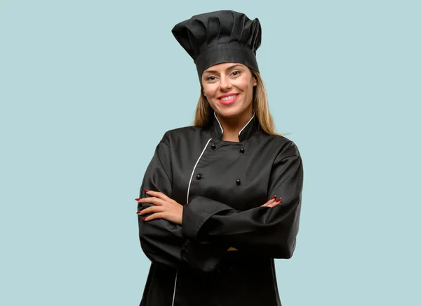 Jovem Cozinheira Com Braços Cruzados Confiante Feliz Com Grande Sorriso — Fotografia de Stock