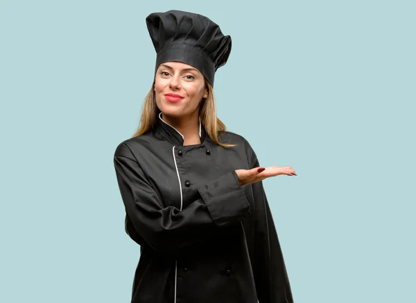 Jovem Cozinheira Segurando Algo Mão Vazia — Fotografia de Stock