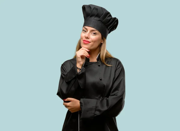 Jovem Cozinheira Mulher Pensando Olhando Para Cima Expressando Dúvida Admiração — Fotografia de Stock