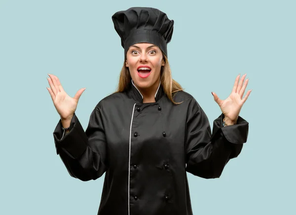 Mladý Kuchař Žena Šťastná Překvapen Fandění Exprimují Wow Gesto — Stock fotografie