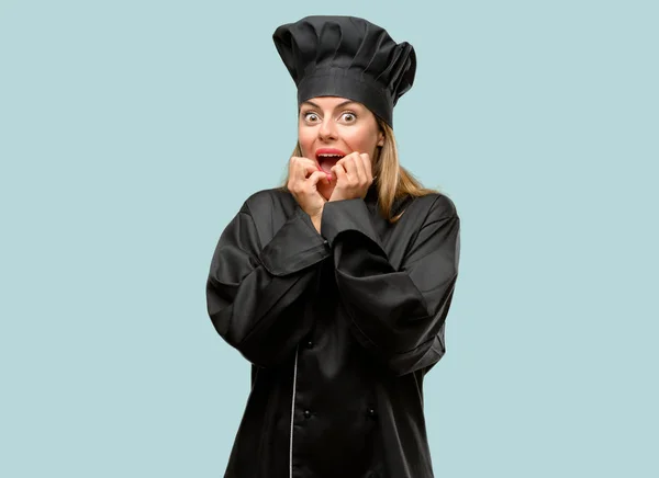 Jovem Cozinheira Aterrorizada Nervosa Expressando Ansiedade Pânico Gesto Oprimida — Fotografia de Stock