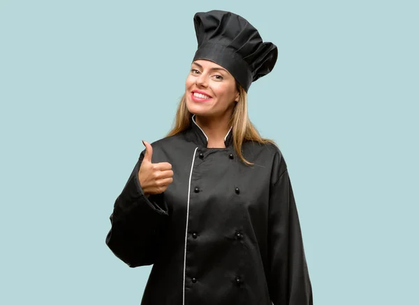 Joven Cocinera Sonriendo Ampliamente Mostrando Los Pulgares Hacia Arriba Gesto —  Fotos de Stock