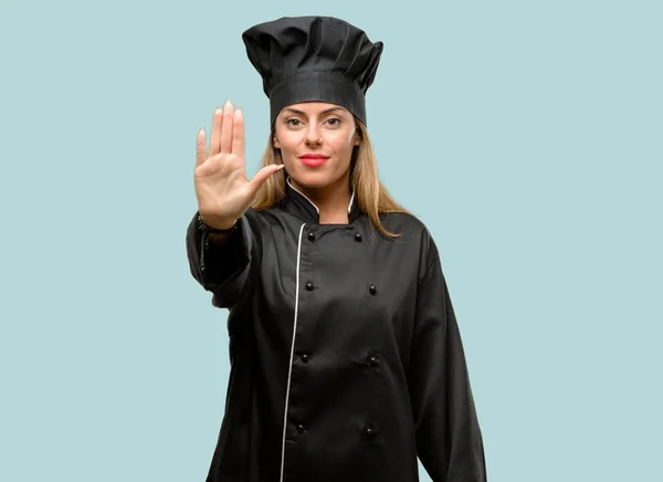 Jovem Cozinheira Irritada Com Atitude Fazendo Stop Sign Com Mão — Fotografia de Stock