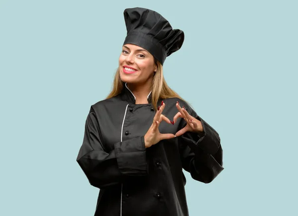 Jovem Cozinheira Feliz Mostrando Amor Com Mãos Forma Coração Expressando — Fotografia de Stock