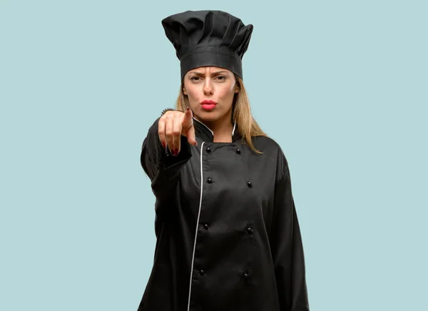 Jonge Koken Woman Wijzend Naar Het Front Met Vinger — Stockfoto