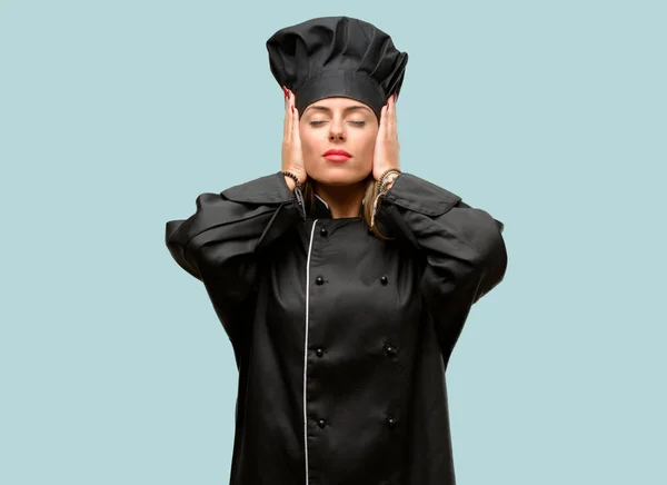 Mujer Cocinera Joven Que Cubre Los Oídos Ignorando Ruido Fuerte — Foto de Stock