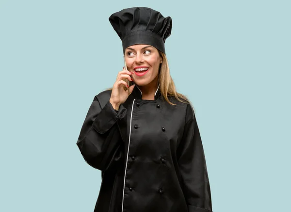 Joven Cocinera Feliz Hablando Con Teléfono Móvil Smartphone —  Fotos de Stock