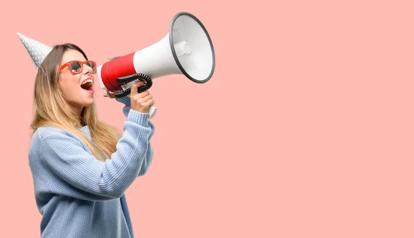 Jovem Comemora Aniversário Comunica Gritando Alto Segurando Megafone Expressando Sucesso — Fotografia de Stock