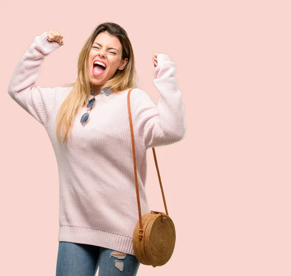 Büyük başarı, güç, enerji ve olumlu duygular ifade genç moda kadın mutlu ve heyecanlı kutluyor zafer. Yeni iş neşeli kutluyor