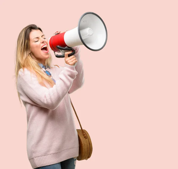 Jonge Trendy Vrouw Communiceert Schreeuwen Luid Houden Een Megafoon Uitdrukken — Stockfoto