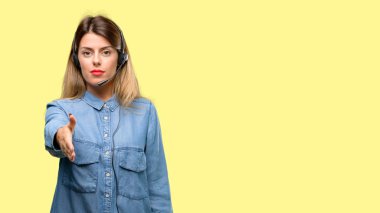 Danışman kulaklıklar içinde çağrı merkezi kadın el sıkışma poz karşılama, güven ve başarı kavramı ifade, tebrik ellerini tutar