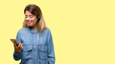 Danışman çağrı merkezi kadın kulaklık bir smartphone cep telefonu kullanarak konuşmak mutlu