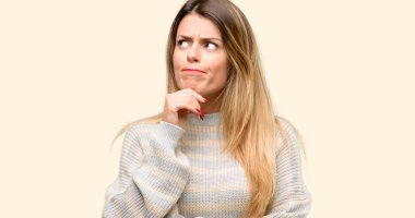 Genç, güzel bir kadın, düşünüyor, yukarı bakıyor şüphe ve merakını dile getiriyor.