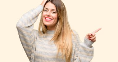 Genç güzel kadın uzak yan parmak ile işaret