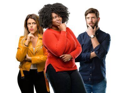 Üç genç erkek ve kadınların grup ifadesi şüphe, şaşırtmak ve kavramı, belirsiz gelecek merak ediyorum