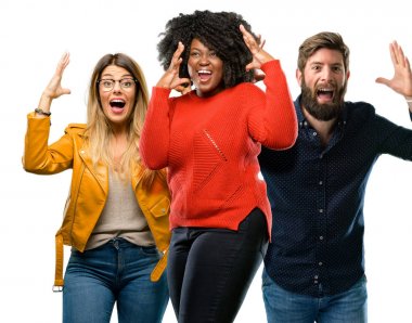 Grup üç genç erkek ve kadınlar mutlu ve ifade wow jest tezahürat